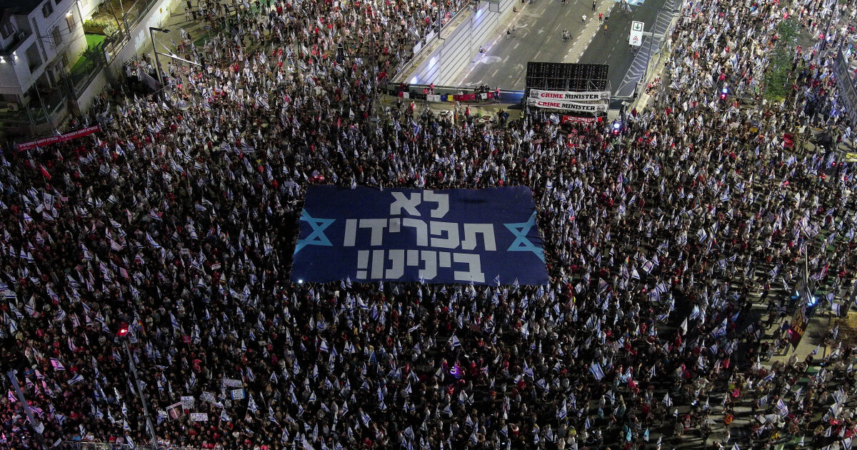 Протестите в Израел срещу правителството продължават 39-та седмица.Протестиращите носеха израелски