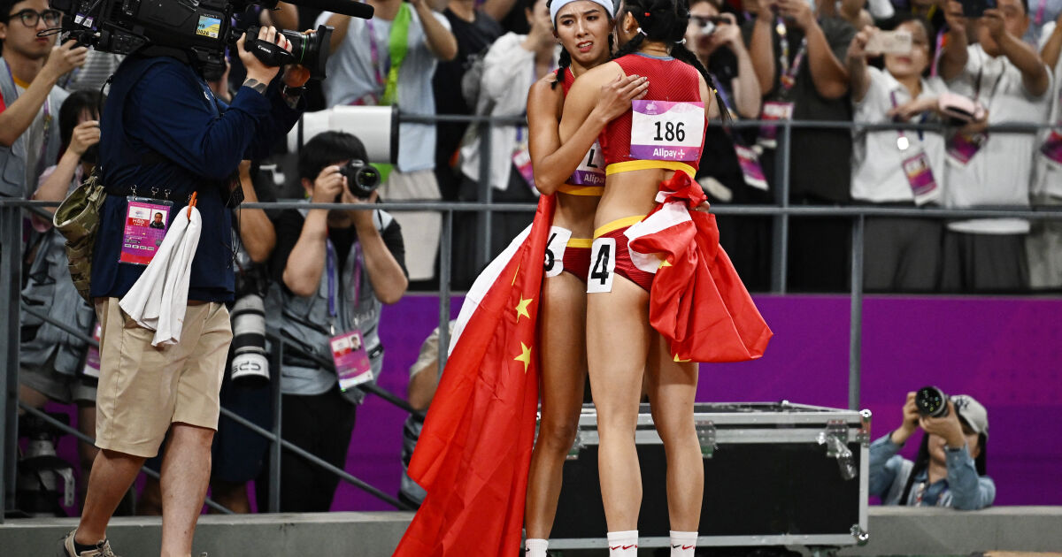 Снимка на две прегърнати китайски атлетки беше цензурирана от властите