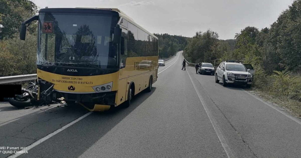Тежка катастрофа между училищен автобус и мотор на пътя Малко