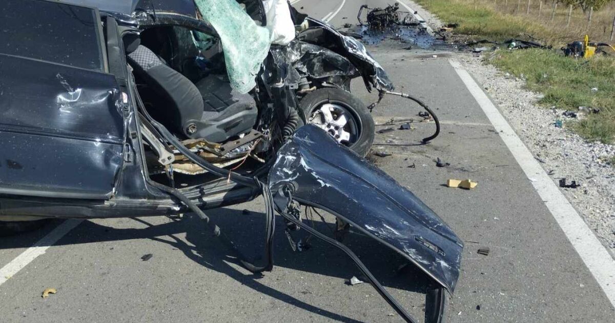 Двама шофьори на леки автомобили са загинали при тежка катастрофа на