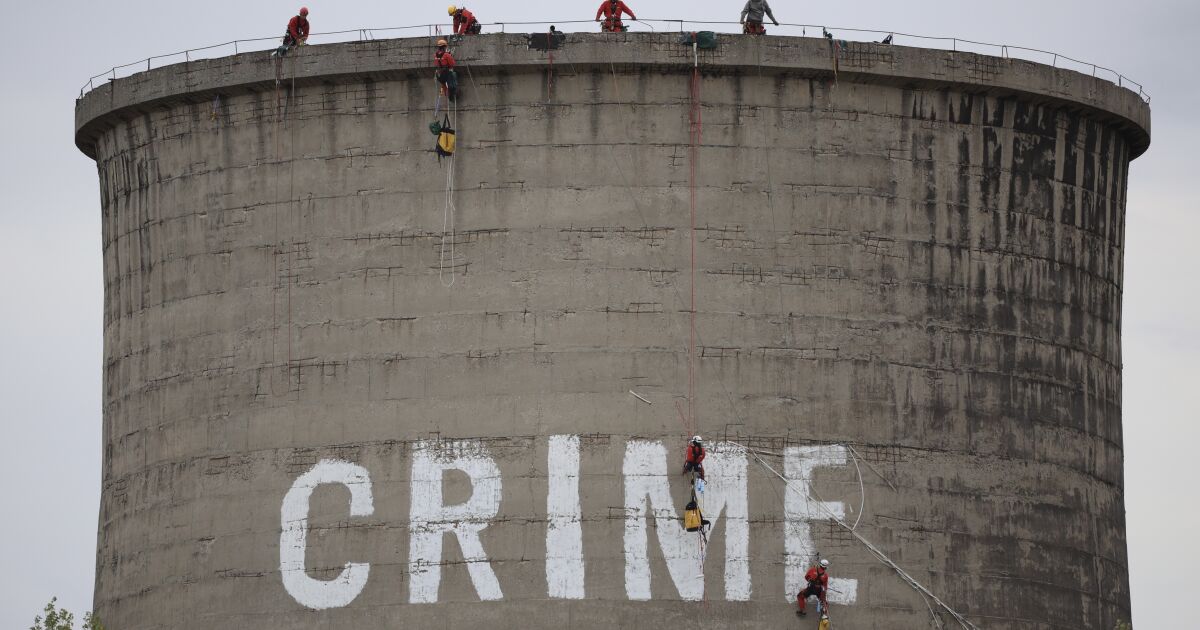 Активисти изписаха думата Престъпление“ на 50-метровата охладителна кула на ТЕЦ