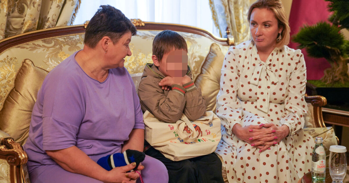 Русия се съгласи да върне четири украински деца на семействата