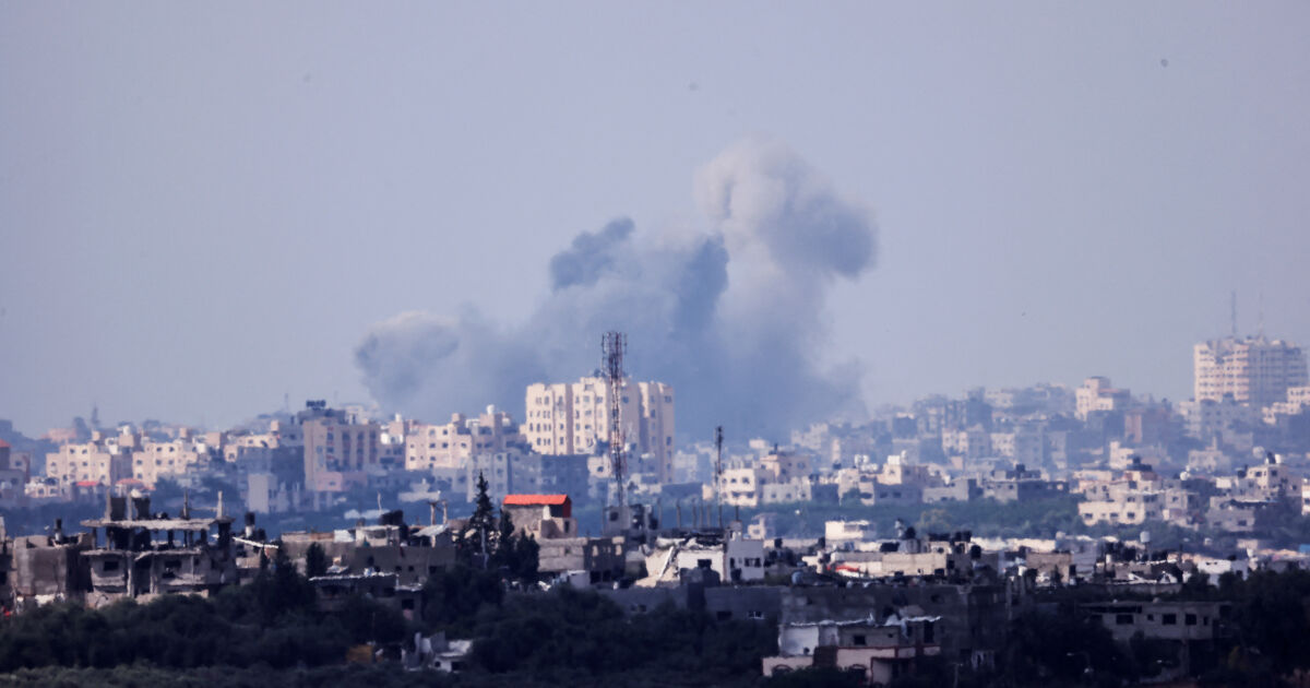 Повече от 300 души бяха убити при израелски въздушен удар