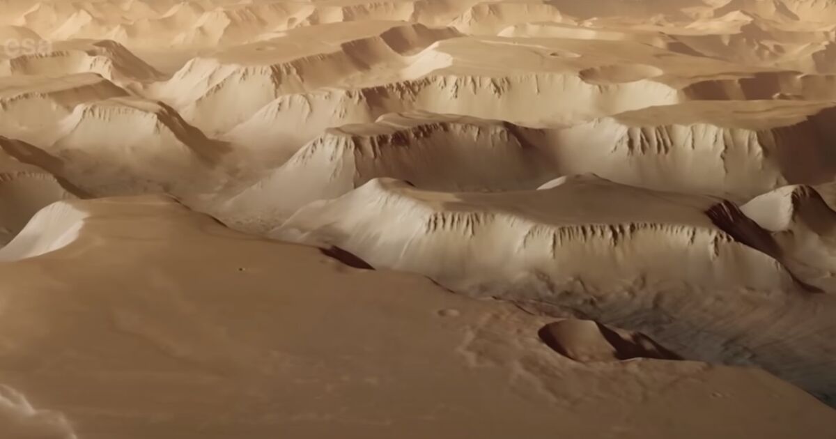 На планетата Марс има огромна система от дълбоки и стръмни
