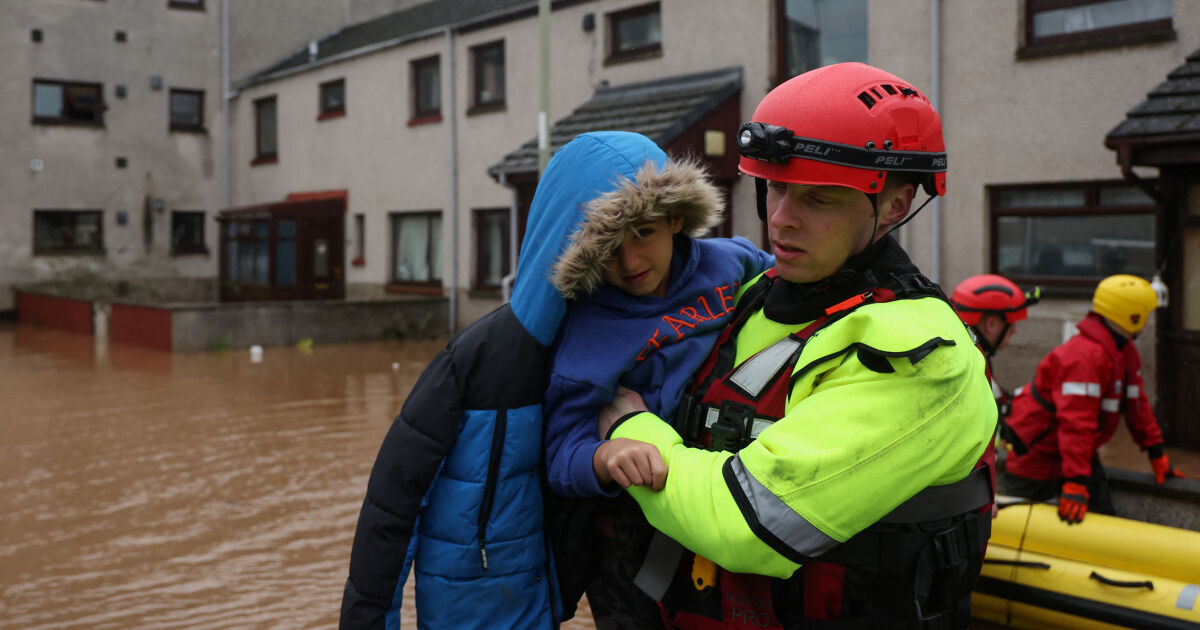 Части от Източна Шотландия са наводнени, след като бурята Бабет“ донесе