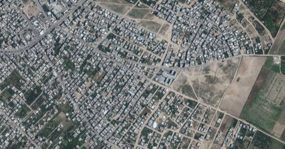 Сателитни изображения, публикувани от Maxar Technologies, сравняват различни места в