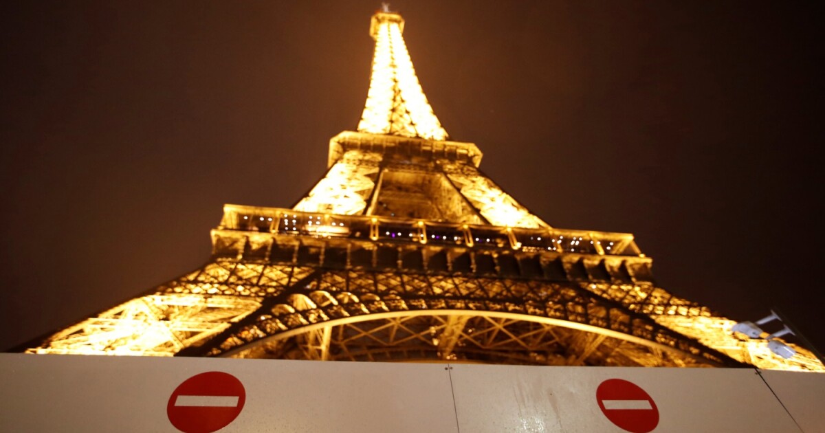Двама американски туристи останаха заключени на Айфеловата кула в Париж.