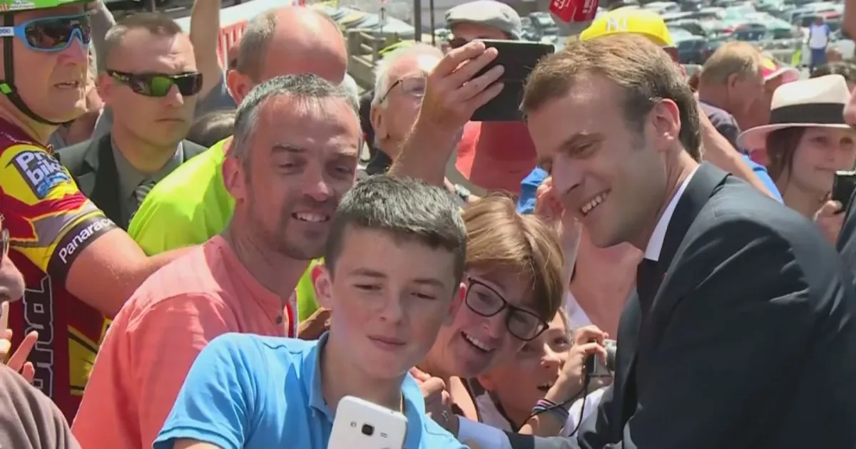 Френският президент обеща да раздава на младите хора безплатни от