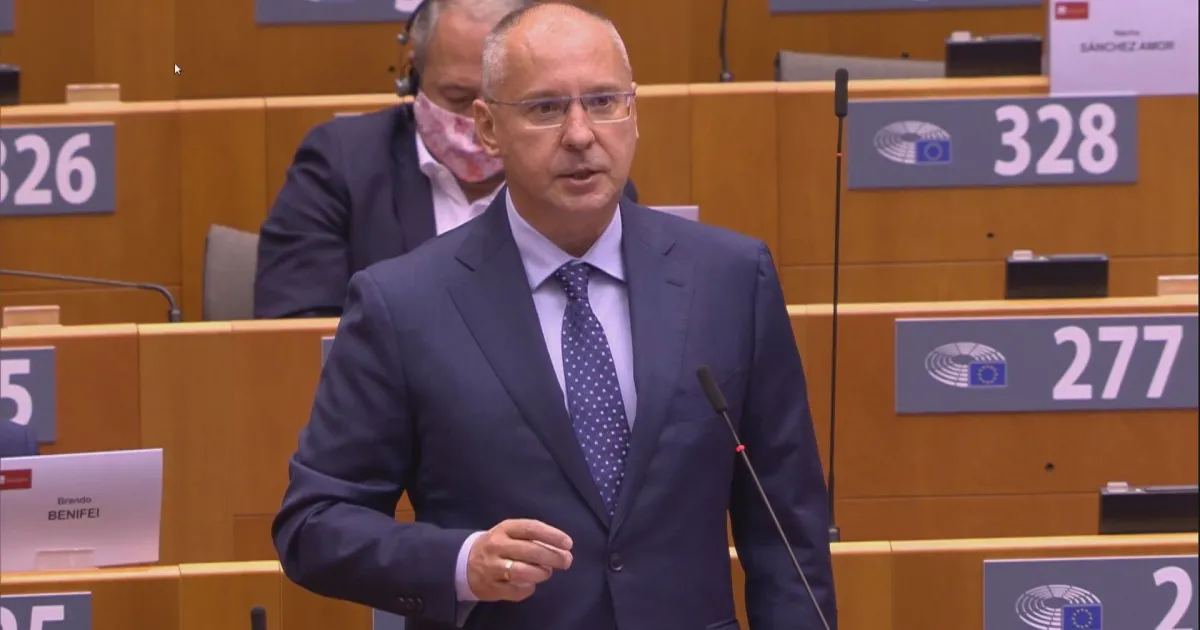 Искам да обявя първо в България моето решение да не