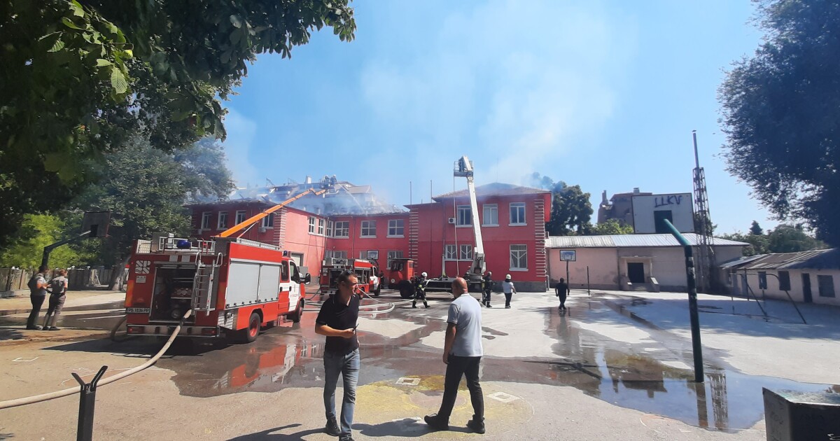 Пожар обхвана пловдивското училище Душо Хаджидеков“, предаде кореспондент на bTV.