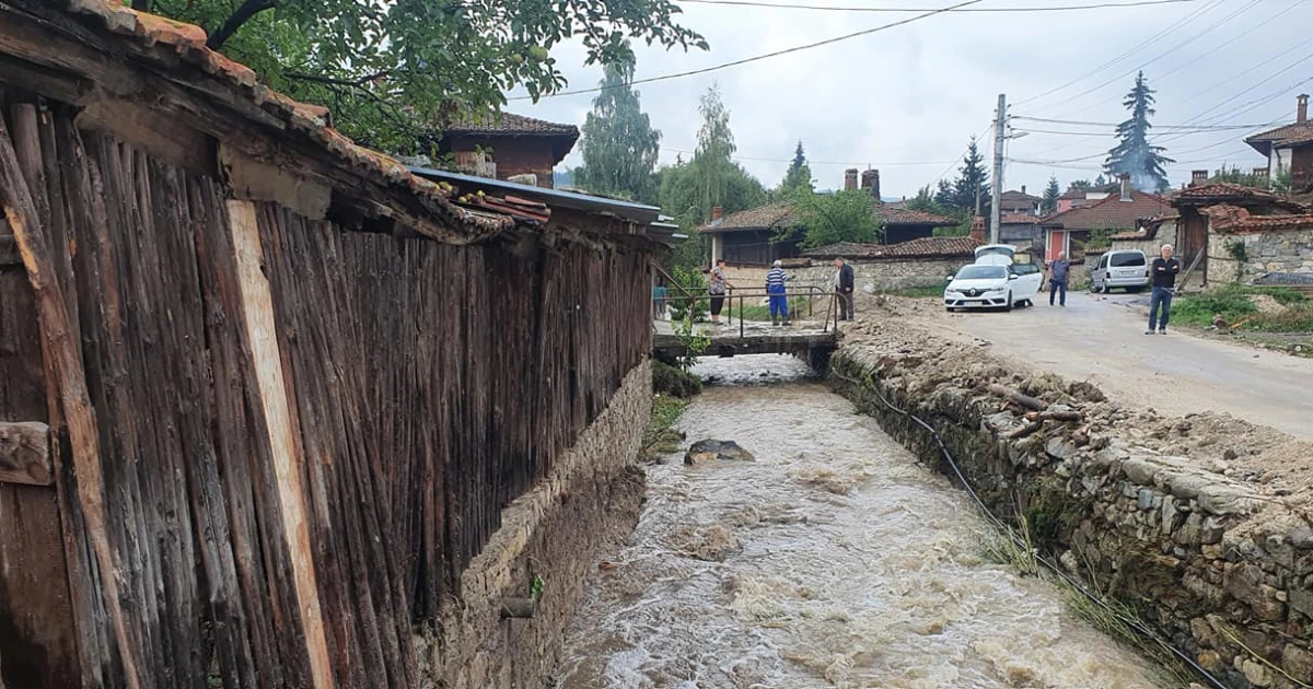 Наводнени къщи и дворове в Копривщица. Четири моста в града