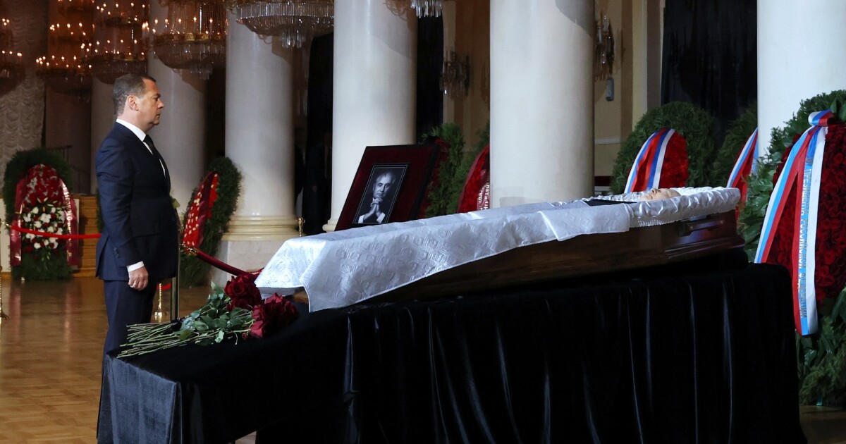 Без ден на траур и без държавно погребение Русия изпрати