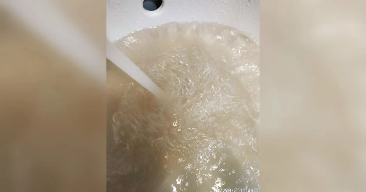 След пороя снощи в Добрич, от чешмите потече кална вода.