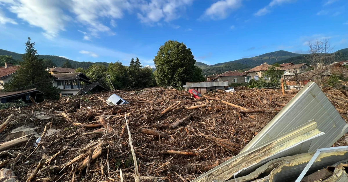 Екипи на пожарната и полицията все още липсват в пострадалото