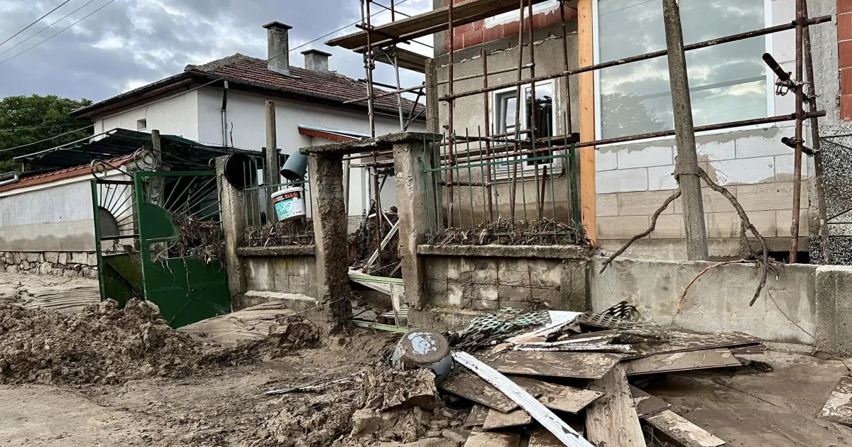 Близо 400 от най-пострадалите домакинства в наводнените карловски села ще