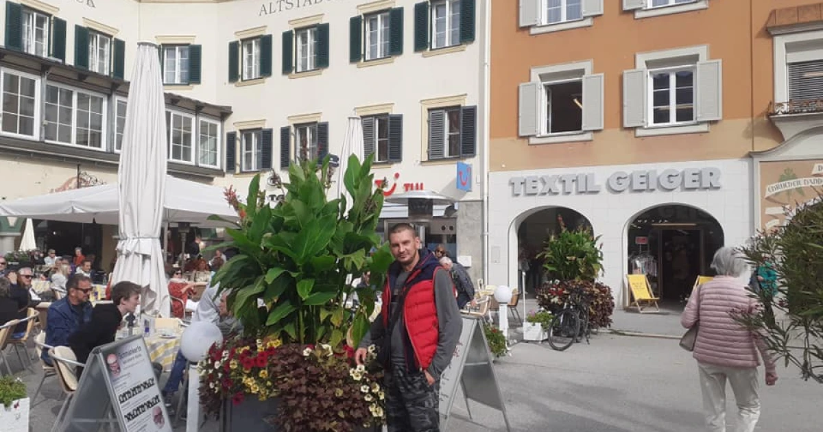 Млад мъж се нуждае от помощ. Докато Деяни семейството му