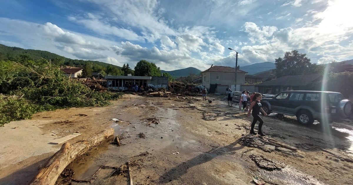 Едно от най-пострадалите села – Слатина - изглежда като след