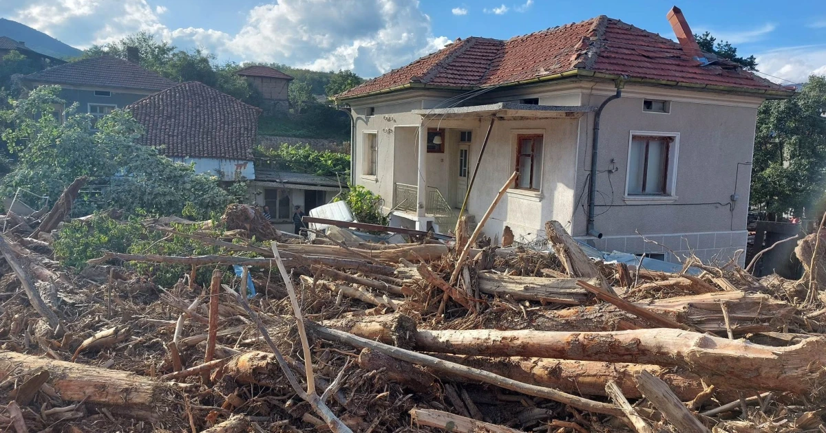 Няколко дни след наводнението в Карловско, местните хора вече разчистват
