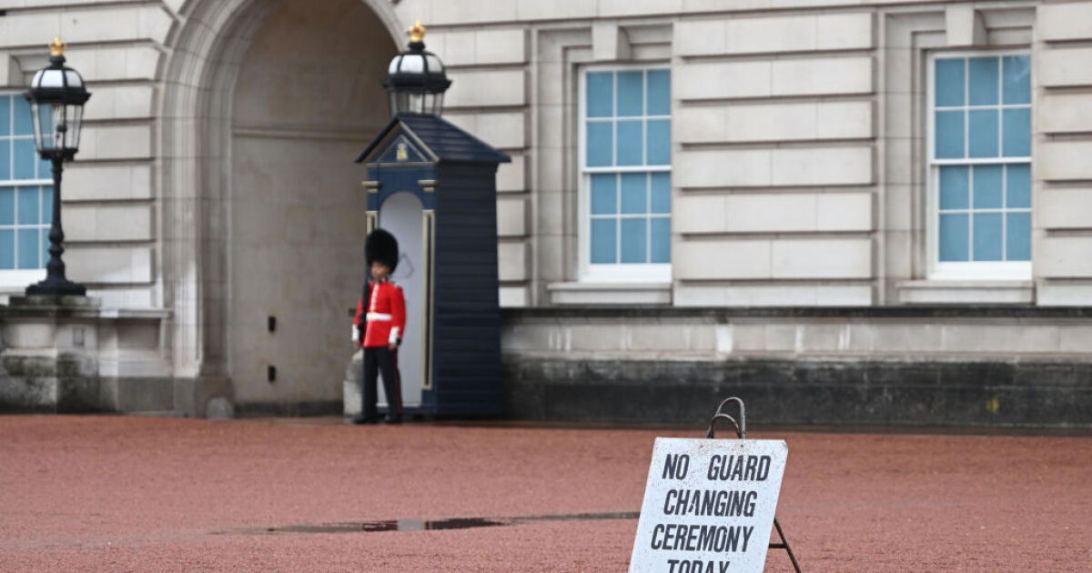 Инцидент, свързан със сигурността, е имало в Бъкингамския дворец. Арестуван