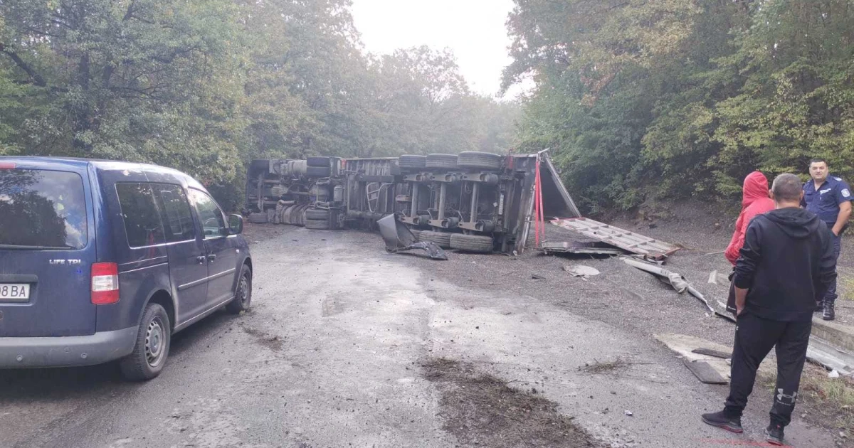 Ришкият проход е затворен заради камион, който се е обърнал