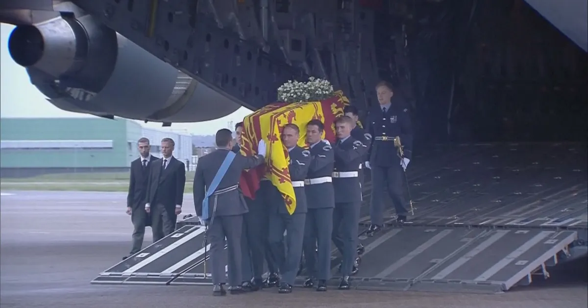 Тленните останки на кралица Елизабет II пристигнаха със самолет на