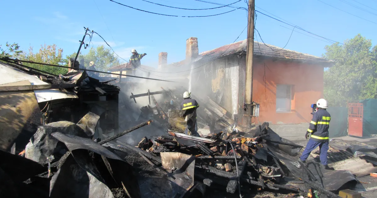 Пожар избухна около 15:30 часа в къща под Сарайския мост
