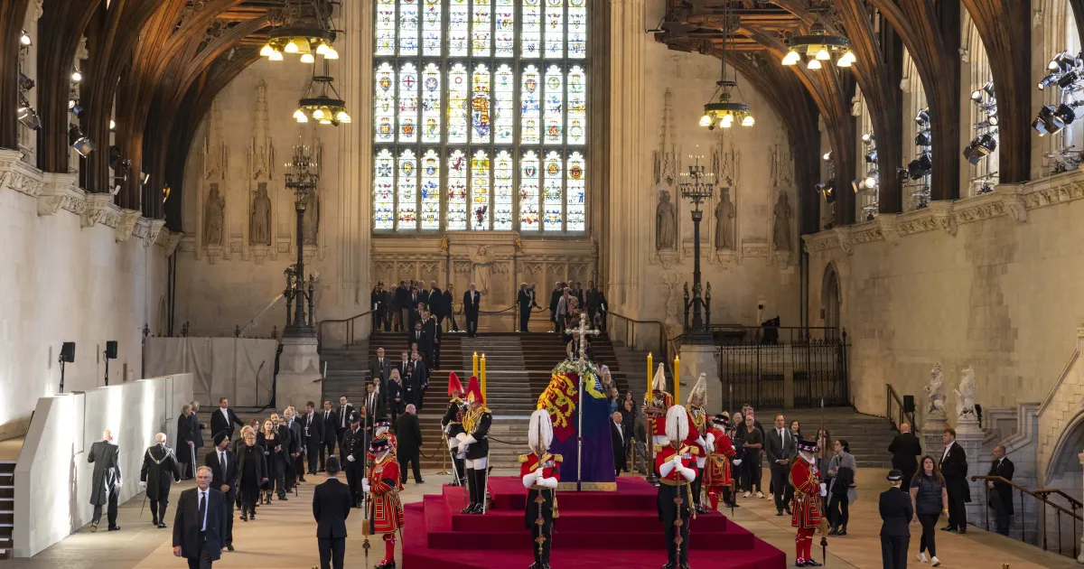 Кралски гвардеец припадна от подиума, докато стоеше до ковчега на