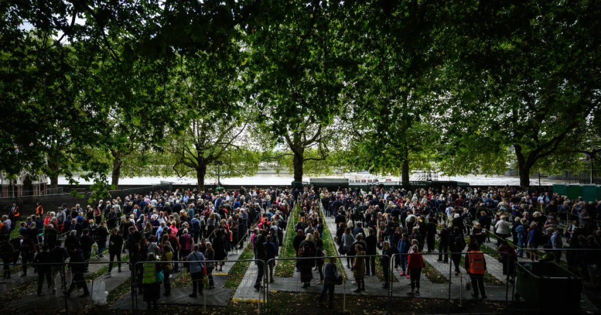 Опашката от хора, които чакат да се поклонят пред тленните