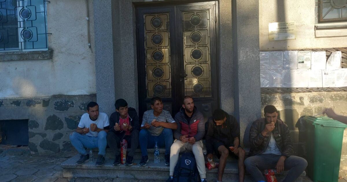 Кмет задържа група нелегални мигранти, нахрани ги, осигури им медицинска