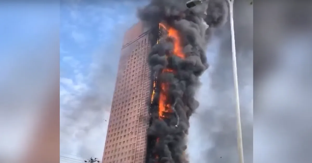 Небостъргач изгоря за минути в китайския град Чанша. Над 200-метровата