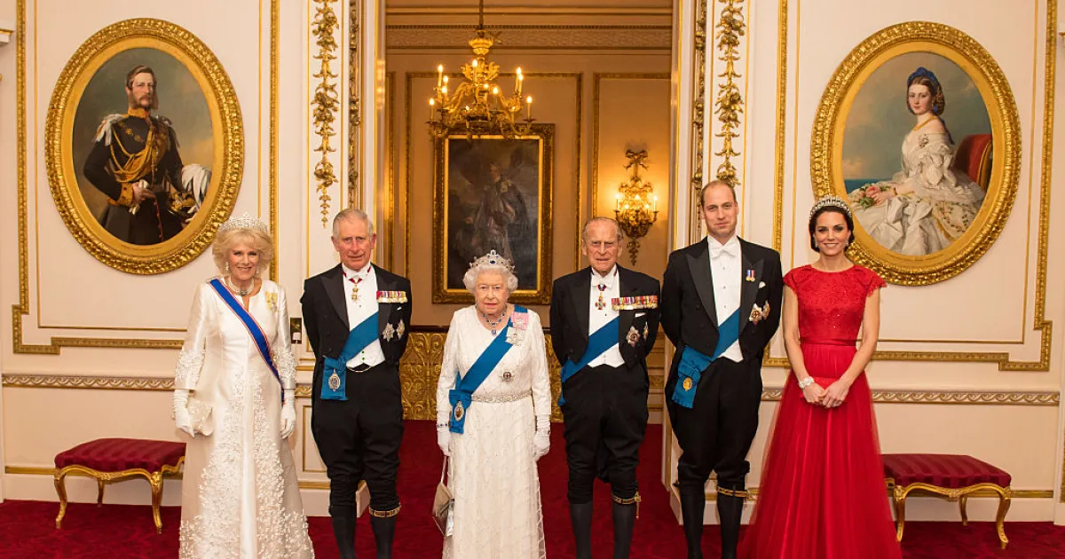 Докато кралица Елизабет II изглежда безгрешна и в обществения, и