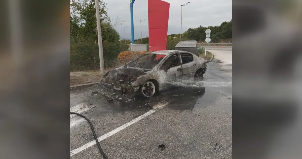Автомобил се самозапалил в близост до бензинова колонка на 74