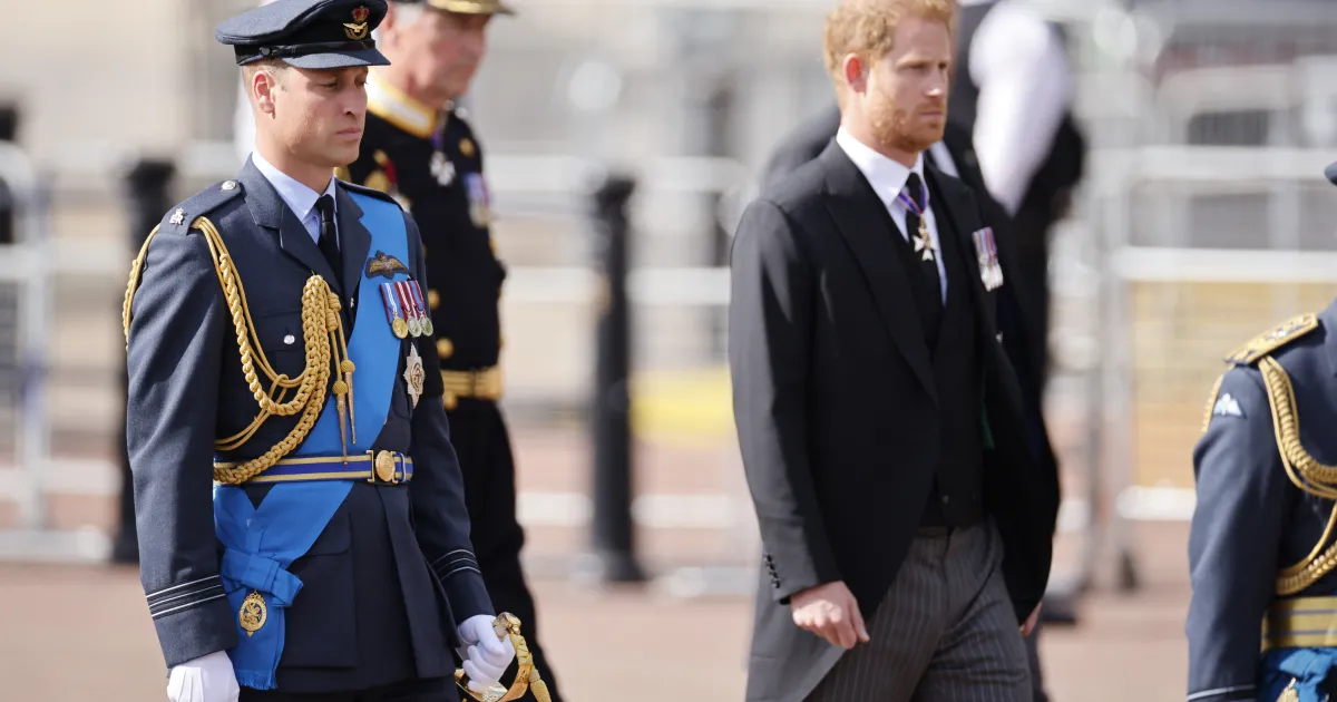 Внуците на кралицата, включително принцът на Уелс и херцогът на