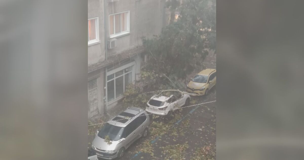 Мощна буря удари Бургас. Тя е била придружена с ураганен