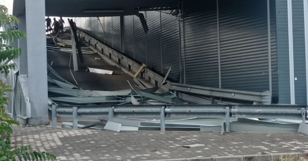 Бурята отнесе фасадата на Мол Бургас Плаза. Снимки от щетите