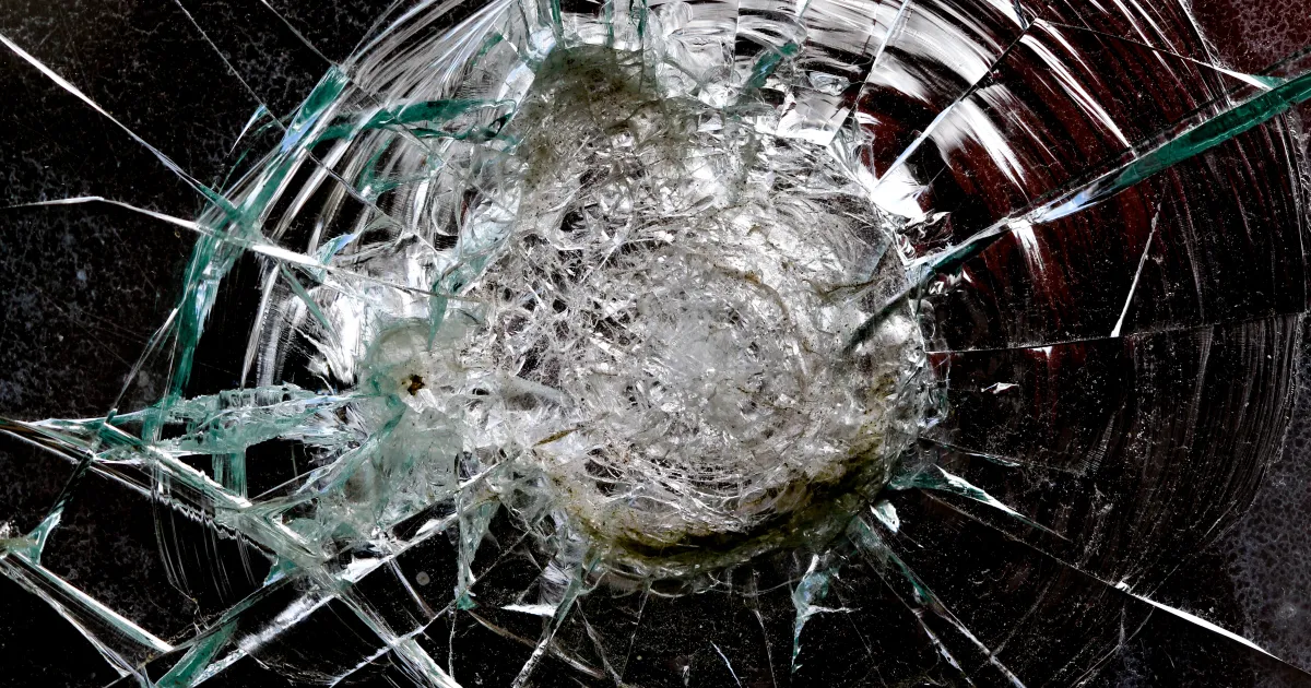 Кола се е забила в стълб в близост до спирка