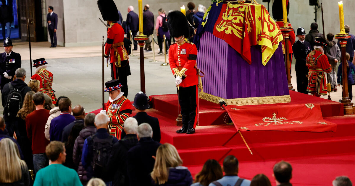 Великобритания се сбогува с Кралица Елизабет II. В 11 часа