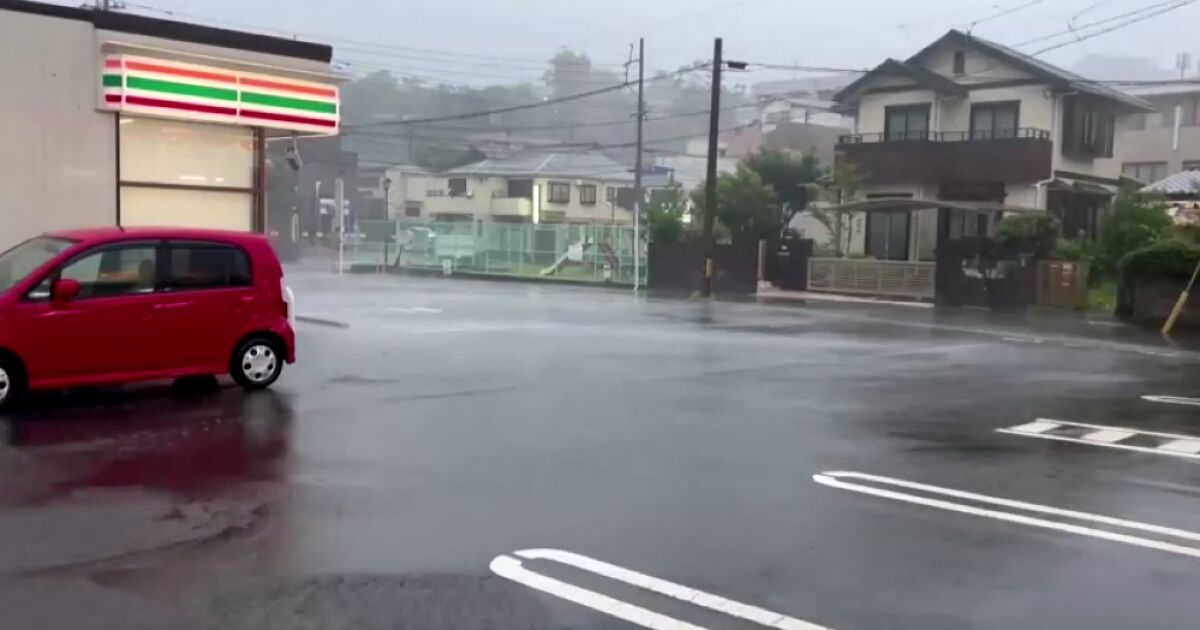 Мощен тайфун преминава през Япония. Съобщава се за поне 60