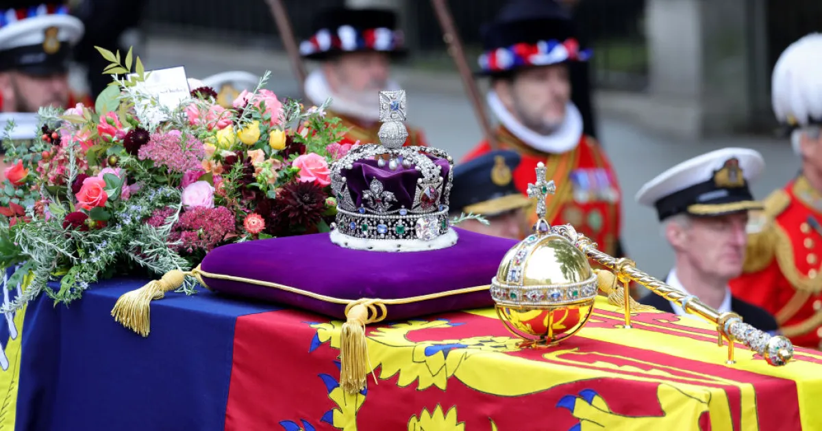 Великобритания и светът се сбогуват с кралица Елизабет II. Най-дълго