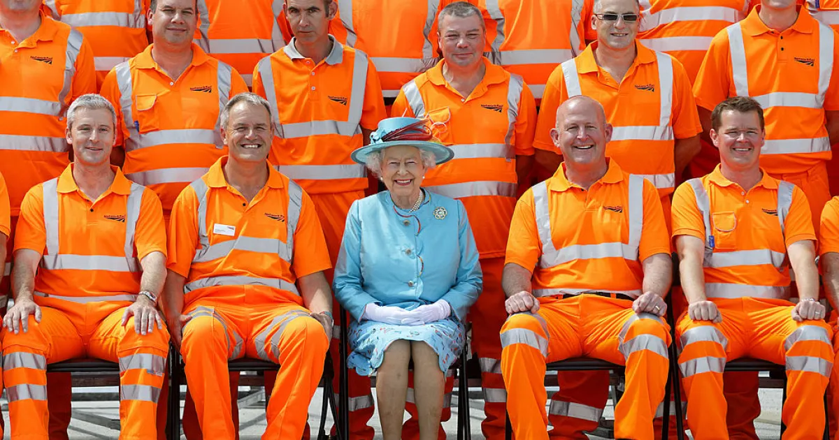 Освен символ на достолепие и протокол, кралица Елизабет II ще