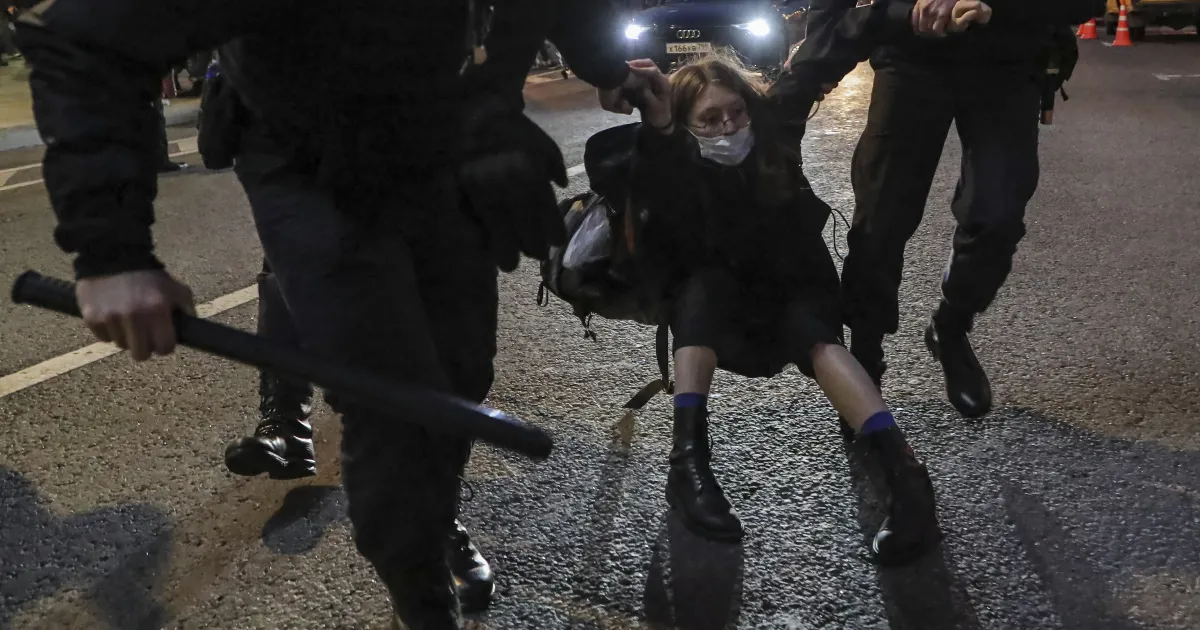 Повече от 900 души бяха задържани днес в Русия при