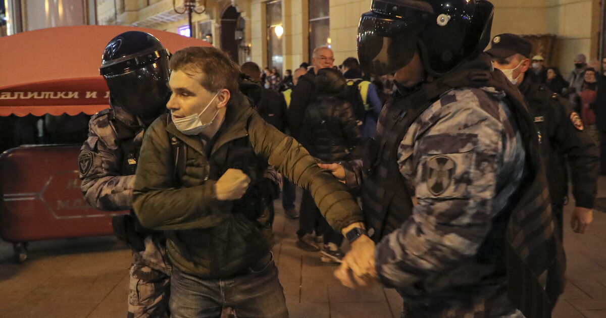 Продължава недоволството в Русия срещу обявената мобилиация. Хиляди се опитват