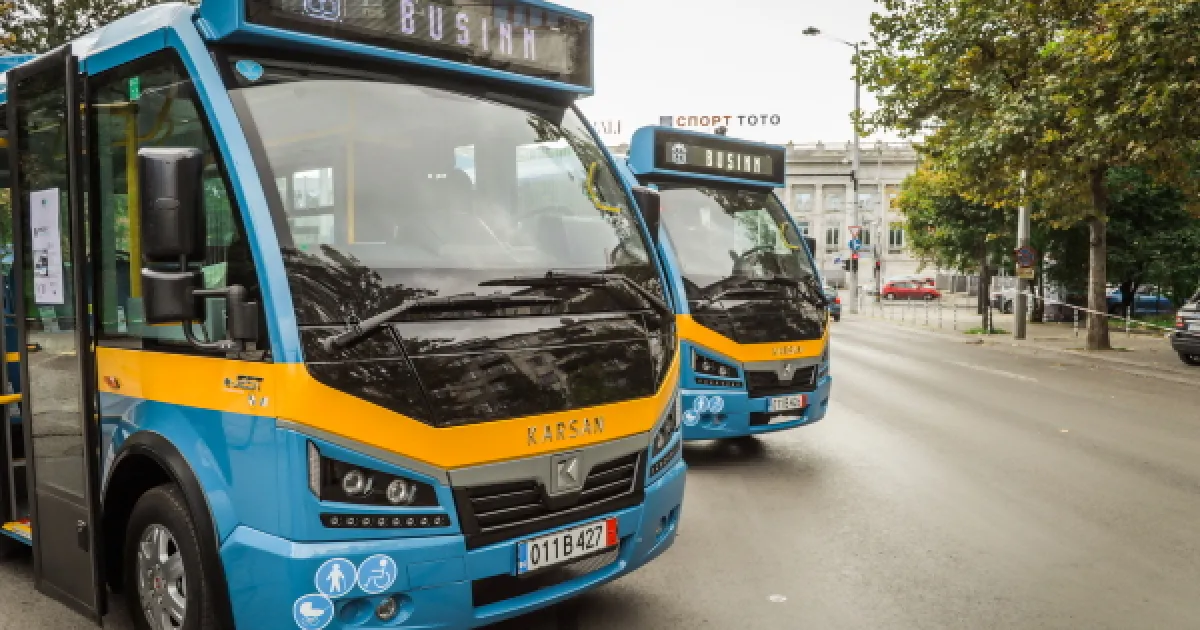 Два от общо пет микробуси са доставени в София по