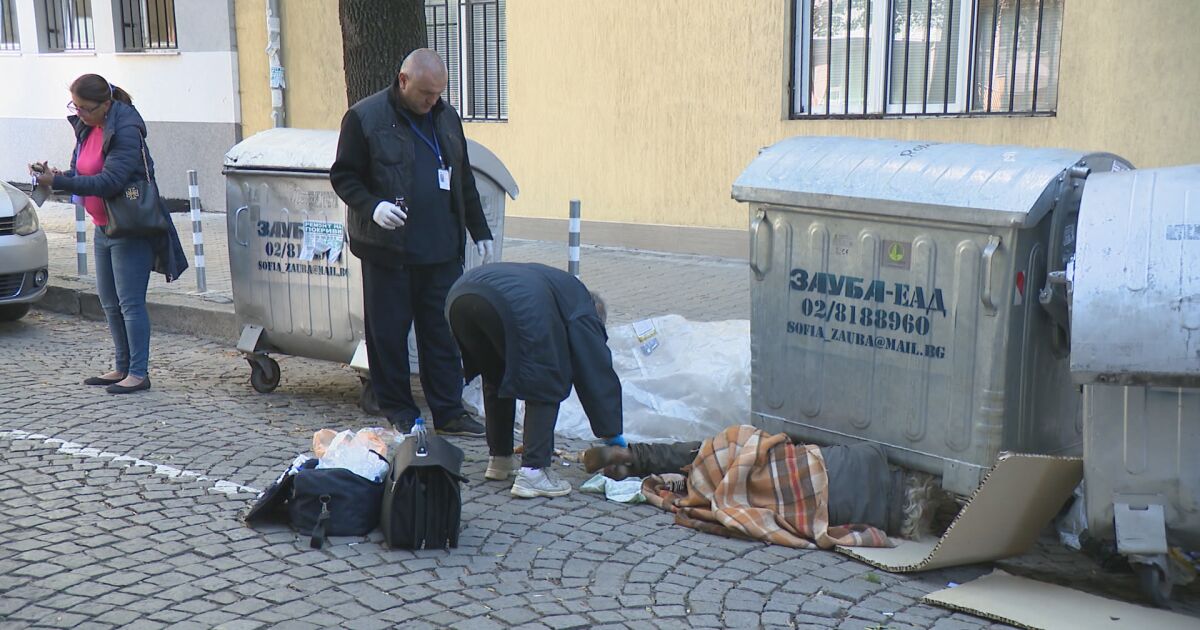 Снимка: Мъж в безпомощно състояние лежа над 17 часа до кофи за боклук близо до "Пирогов"