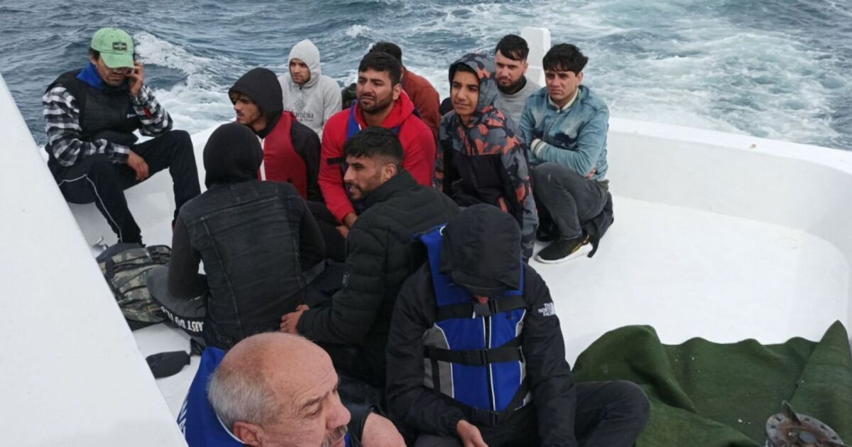 37 нелегални мигранти, сред които осем жени и 11 деца,