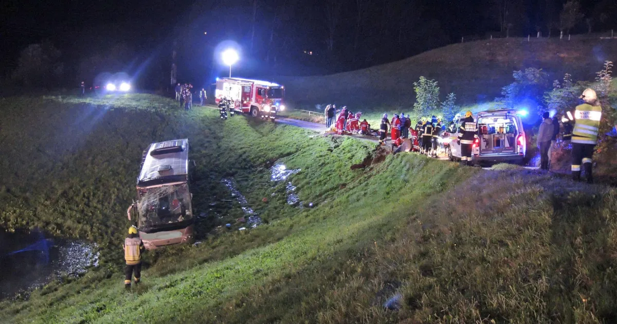 Четирима души са тежко ранени след катастрофа с автобус снощи