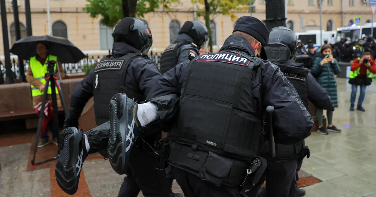 Продължава недоволството в Русия срещу обявената мобилизация. Хиляди се опитват