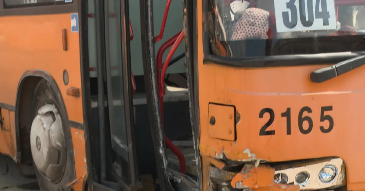 Няма пострадали при катастрофата с автобус на градския транспорт в