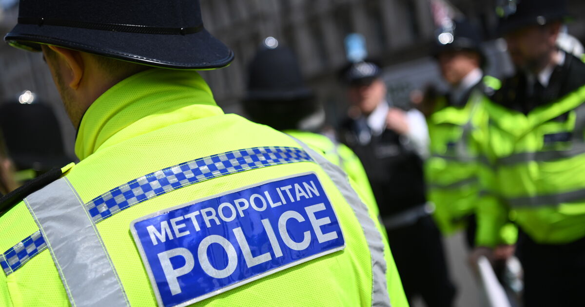Полицията в британската столица е застреляла мъж, който се е