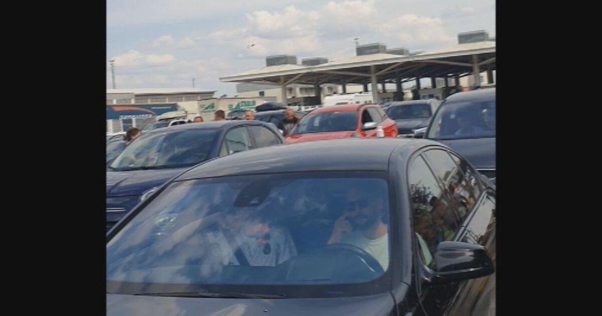 Огромна колона от автомобили се образувала на вход за България